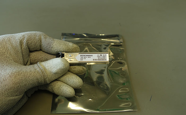 檢查SFP / SFP +光模塊主體上的標簽，以驗證您的網絡型號正確